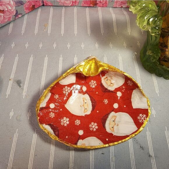 DECOUPAGE CLAM SHELL DECOUPAGE CHRISTMAS SANTA CLAUS TRINKET DISH - Picture 4 of 10